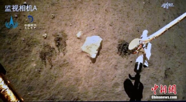 图为嫦娥五号探测器在月球表面自动采样。 中新社发 中国国家航天局 供图 图为嫦娥五号探测器在月球表面自动采样。 中新社发 中国国家航天局 供图