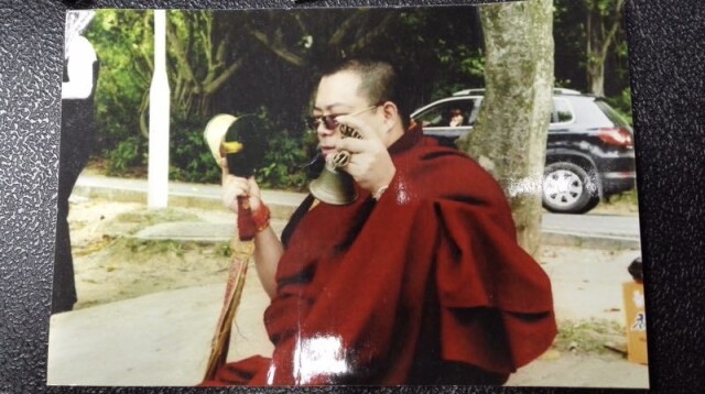 拍案丨三假"活佛"的两面人生:不念佛经念"钱"经,骗色害命样样精