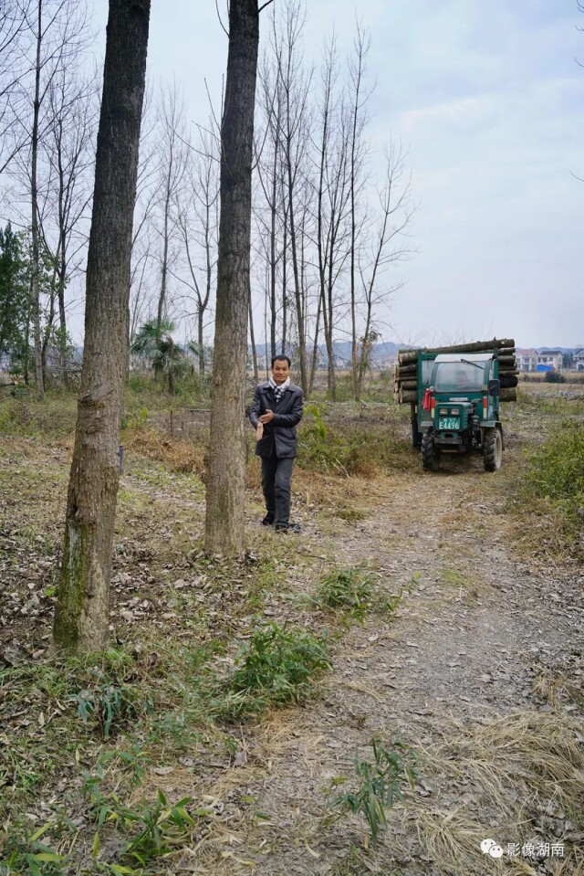 1月2日,桃源县枫树乡回维新村的小朋友兴奋的奔跑在田埂上.