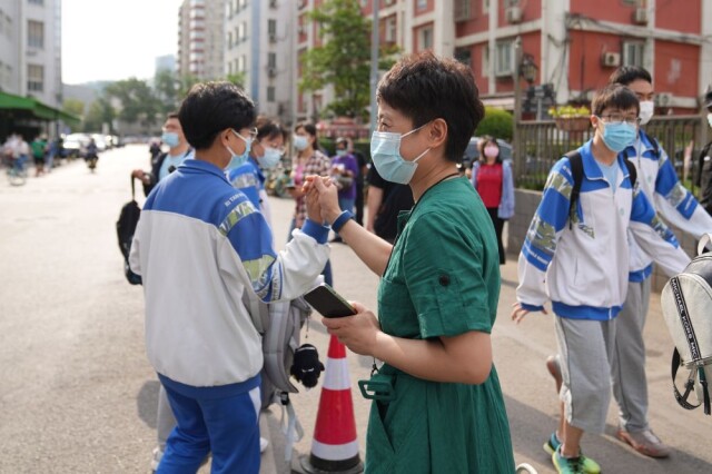 6月7日,在貴州省貴陽市烏當中學考點外,送考老師為考生加油鼓勁.