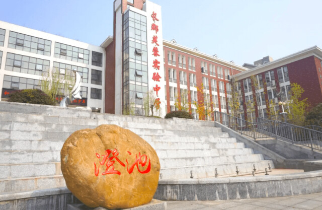 长郡芙蓉实验中学实景图,图源网络商业方面:项目周边有"万家丽商圈