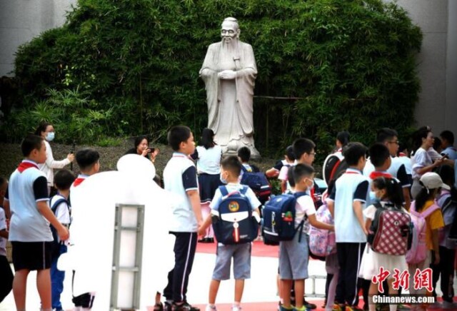 资料图：福州钱塘文博小学，学生经过校园里的孔子雕塑并鞠躬。王东明 摄