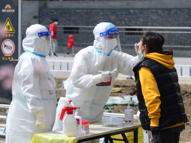 4月20日，在长春市一处核酸检测点，居民接受核酸检测采样。新华社记者张建 摄