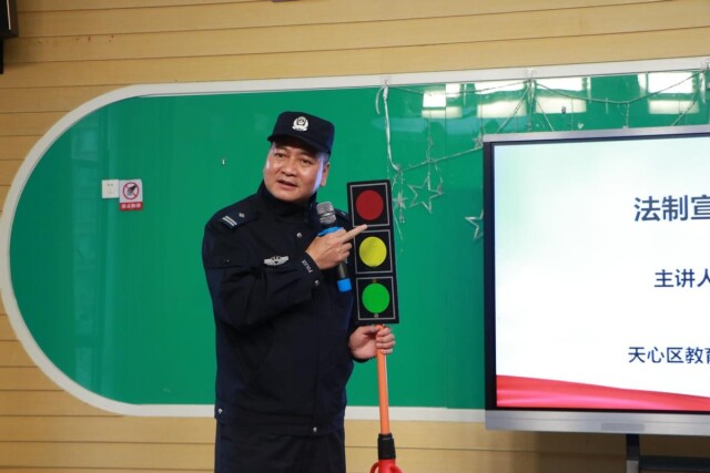 法制进校园 安全驻童心——长城水郡幼儿园开展法制副园长入园安全教育活动