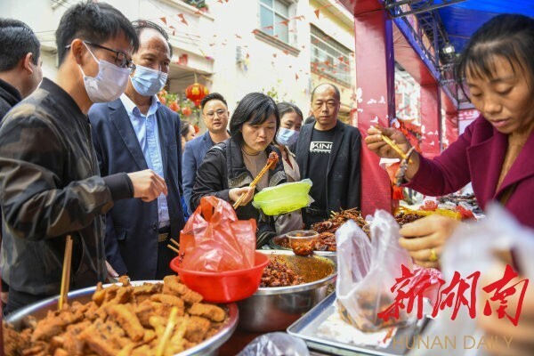 10月17日，道县梅花镇贵头村，消费者在选购扶贫农特产品。蒋克青 摄