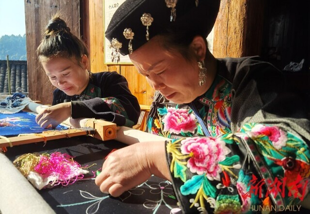 1月15日，花垣县双龙镇十八洞村，村民在绣制苗绣出售。近年，该村因地制宜地发展苗绣加工，有效增加了村民收入。 湖南日报·新湖南客户端记者 李健 摄