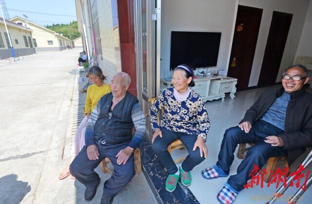 2020年4月15日，麻阳苗族自治县谭家寨乡易地扶贫搬迁集中安置点，村民坐在一起拉家常、话变化，幸福洋溢在脸上。该安置点于2017年建成入住，共安置了全乡搬迁户31户。湖南日报·新湖南客户端记者 李健 摄