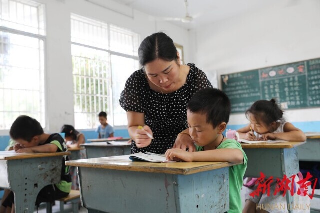 2020年9月8日，道县梅花镇贵头村小学，老师在指导二年级学生学习。今年以来，该县加快推进农村教学点布局调整，优化教育资源配置，全县237个农村教学点，今年拟停办117个，保留120个，利用停办的教学点改建或提质为公办幼儿园22个，新增公办幼儿园学位1320个。何红福 摄