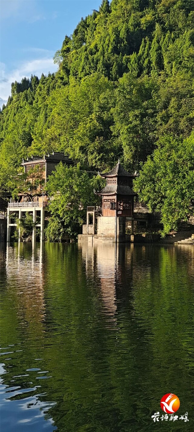 "小溪流下去,绕山岨流,约三里便汇入茶峒的大河.