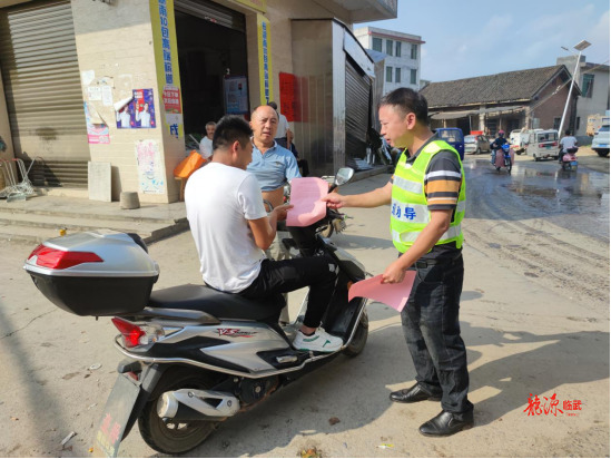 筑牢道路交通安全防线, 6月15日,临武县花塘乡结合全国安全生产月活动