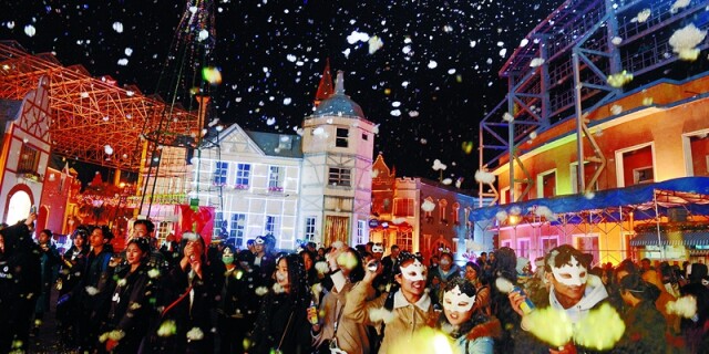 长沙世界之窗举办万人喷&ldquo;雪&rdquo;大战