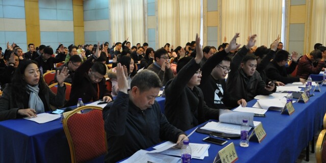 代表们举手表决