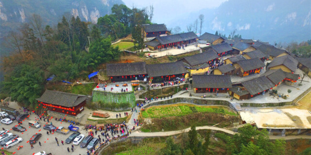 华声直播>>大年初三，十八洞苗家乐乐苗家