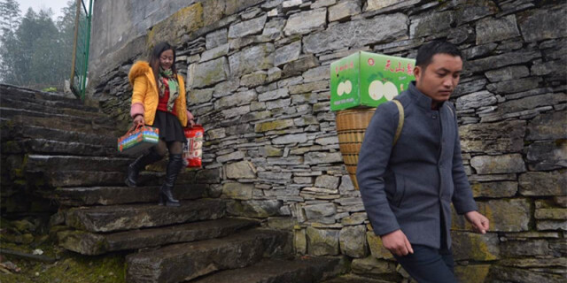 华声直播>>大年初二 十八洞的小媳妇儿回娘家