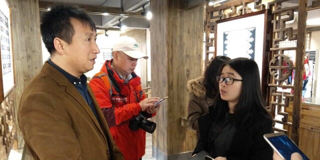 记者们在乖幺妹织锦基地了解相关情况