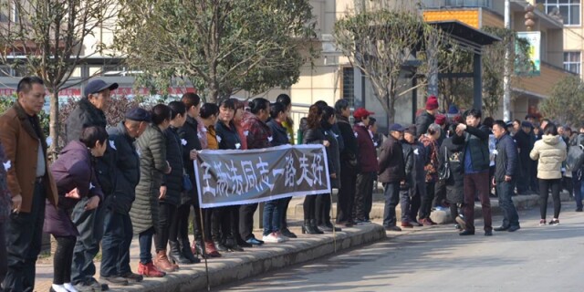 道路两旁站满了自发前来送"王村长"最后一程的人