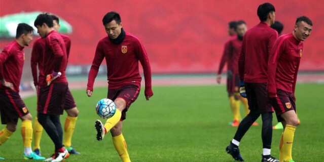 足球世预赛：国足长沙雨中备战中韩之战