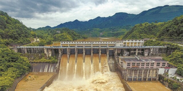 龙山县湾塘水电站开闸泄洪