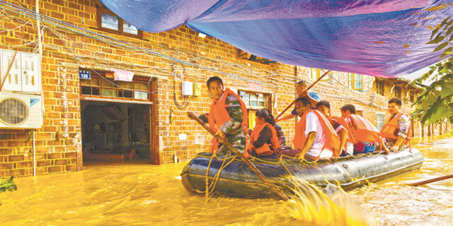 邵阳武冈党员干部挨家挨户搜救被困群众