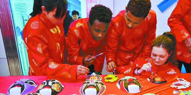 【我们的节日&middot;春节】外国友人进社区