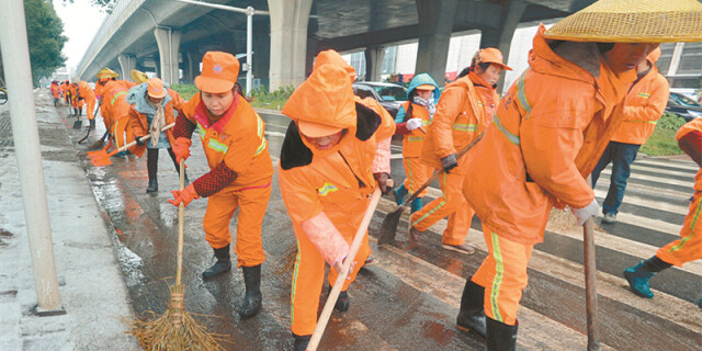 长沙市雨花区环卫工人清积雪 保畅通