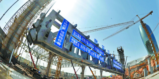 湘江欢乐城冰雪世界组合钢桁架提升