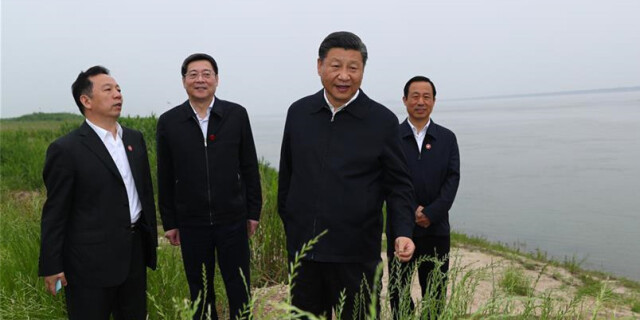 习近平前往长江岳阳段考察