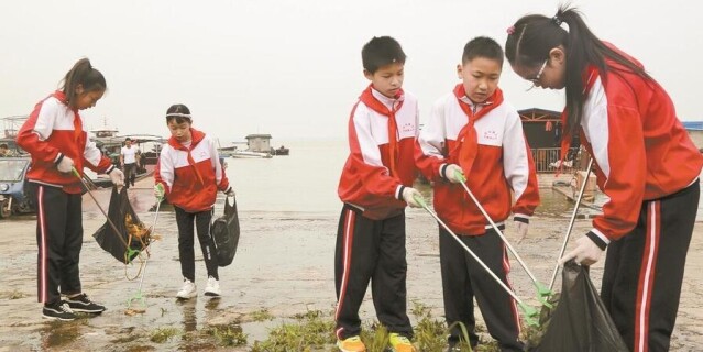 岳阳小学生志愿者清理垃圾 守护洞庭湖