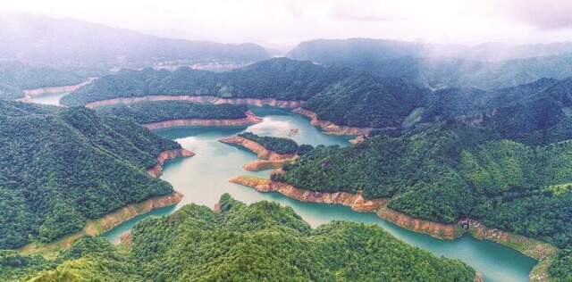 青山碧水白云湖
