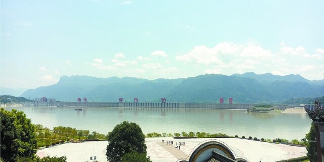 在湖北省秭归县屈原祠遥望三峡工程