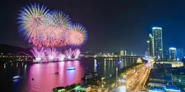 致敬&ldquo;最可爱的人&rdquo; 橘子洲音乐焰火晚会闪耀星城