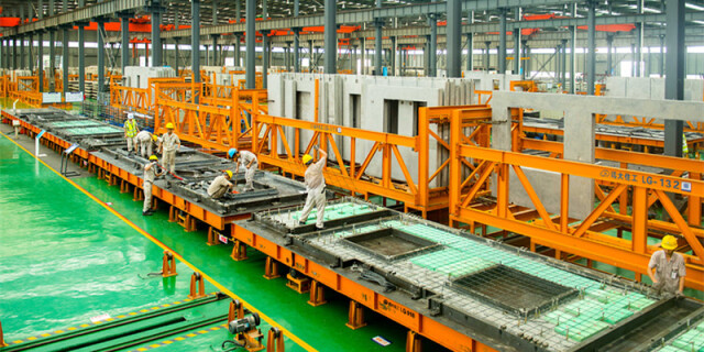 工人们在PC模型上工作