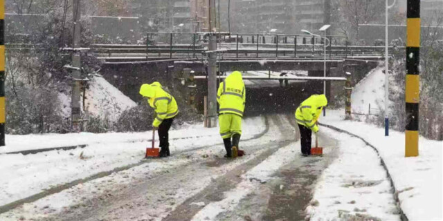 长沙市雨花区城管系统出动2700余人全力扫雪除冰