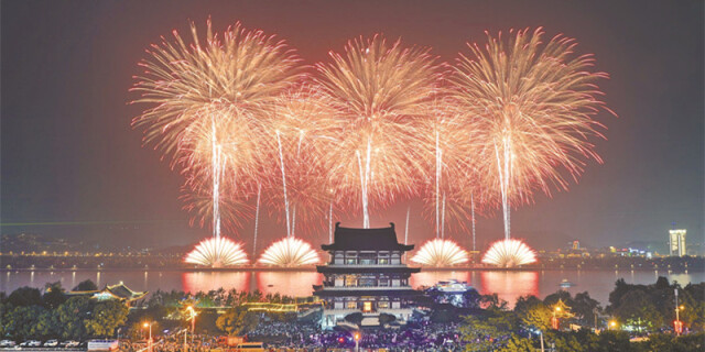 焰火秀出航天壮丽之美