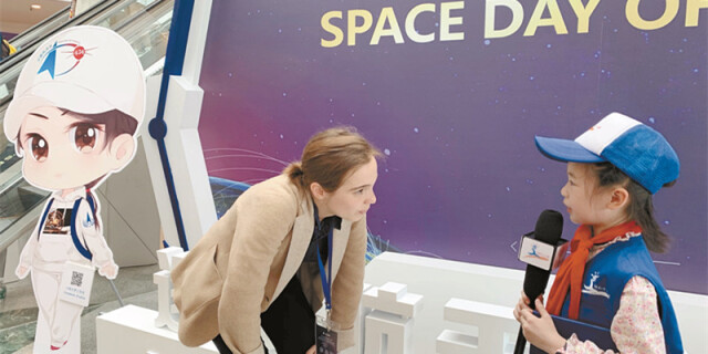 小记者采访法国航天专家