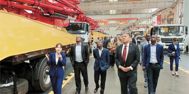 外宾参观湖南工程机械制造