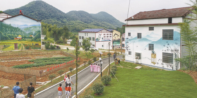 村美如画游客来