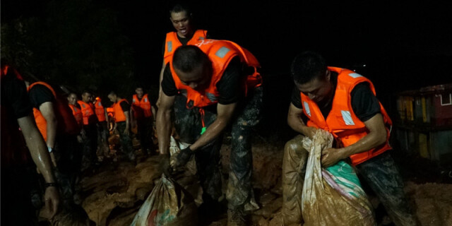 高清组图：雨夜奋战 近100名武警官兵紧急合围溃口