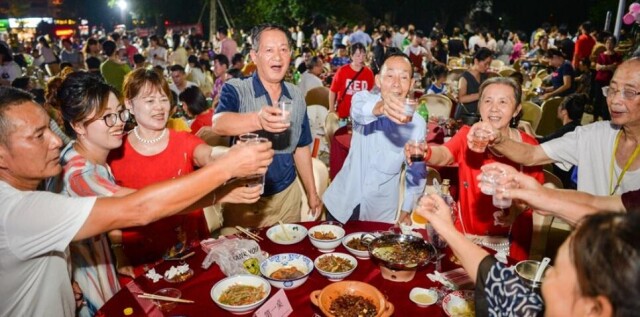 欢聚百家宴 邻里度中秋