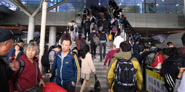 春运首日 长沙火车南站客流平稳有序