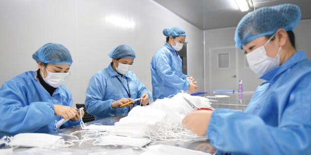 抓紧生产口罩 助力疫情防控