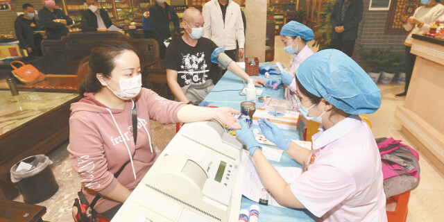 抗&ldquo;疫&rdquo;情 捐热血