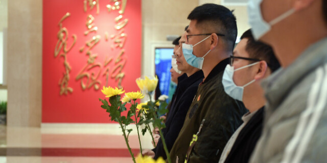 手捧鲜花  缅怀先烈