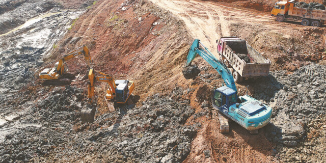 复工修路 一片繁忙