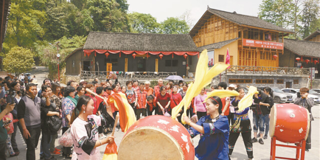 擂鼓迎客十八洞