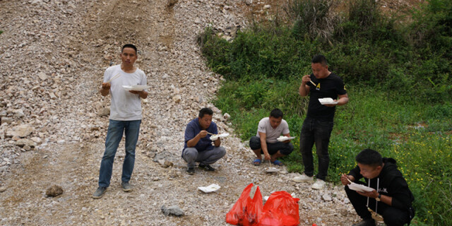 【决胜2020&mdash;&mdash;扶贫印记】工地午餐