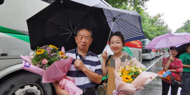 不负青春 奋斗高考！场外亲友团花式迎接考生