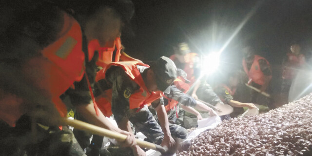 昼夜奋战 处置险情