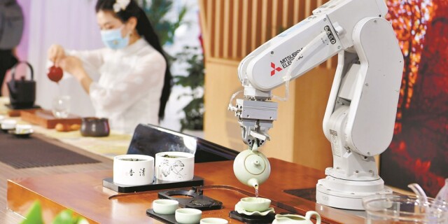和机器人比拼茶艺