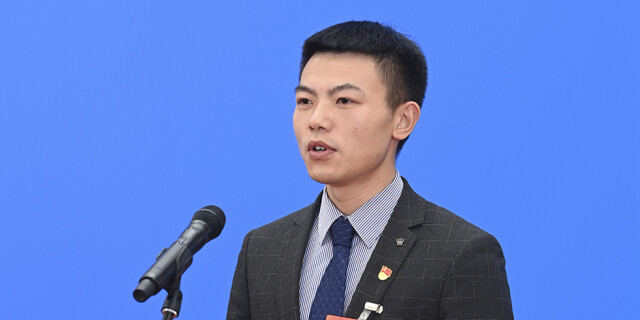 &ldquo;代表通道&rdquo;直击丨邹彬：&ldquo;坚持干一行、爱一行，成长为大国工匠&rdquo;